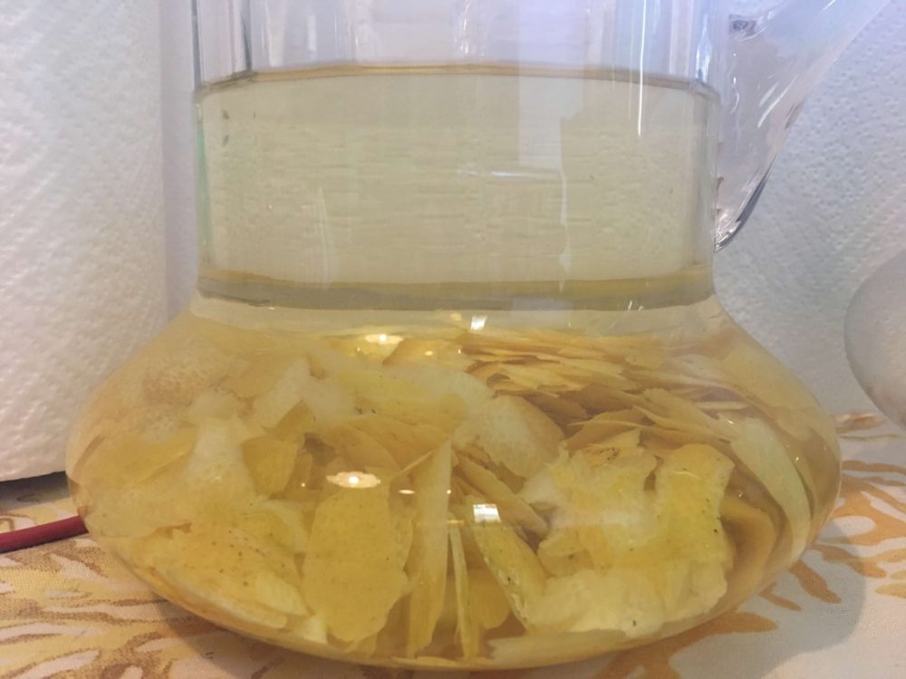 レモンの皮をアルコールにつけてレモンチェッロを作る