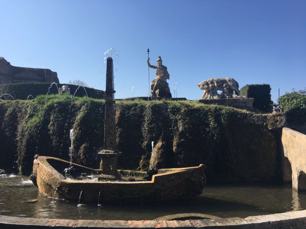 ローマのシンボルを盛り込んだ噴水ロメッタ