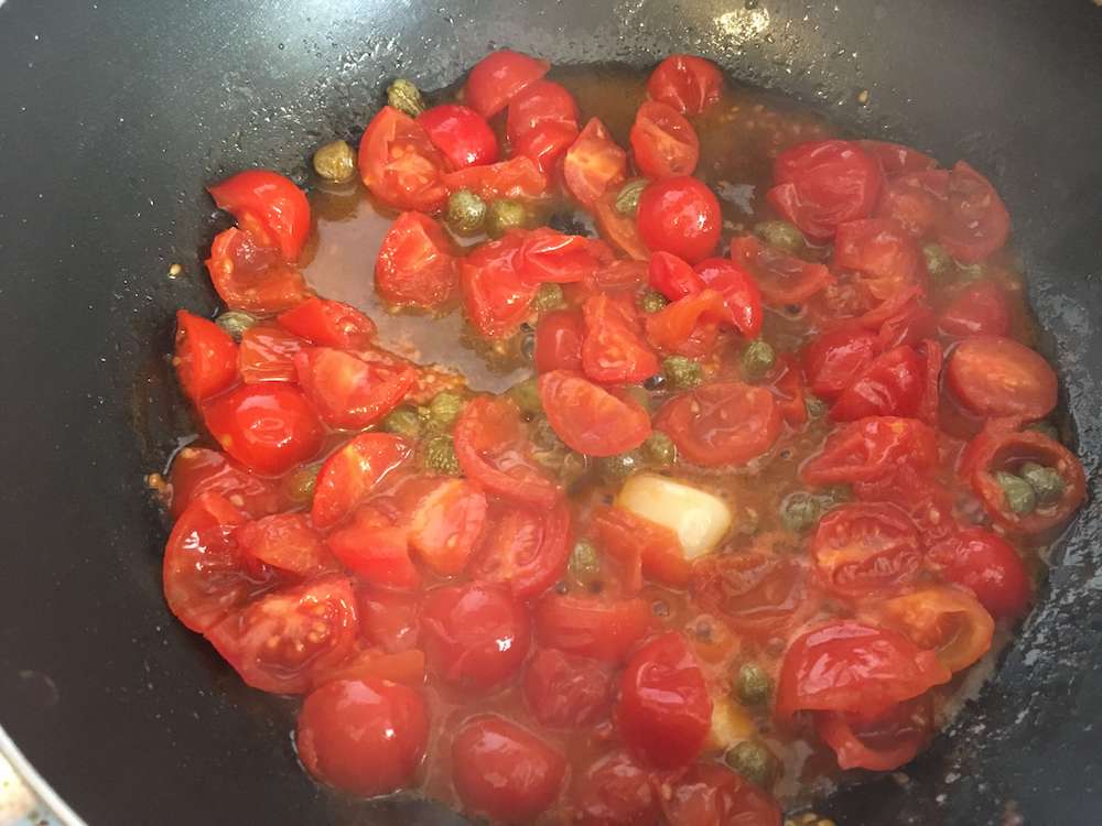 トマトとカッペリを煮る