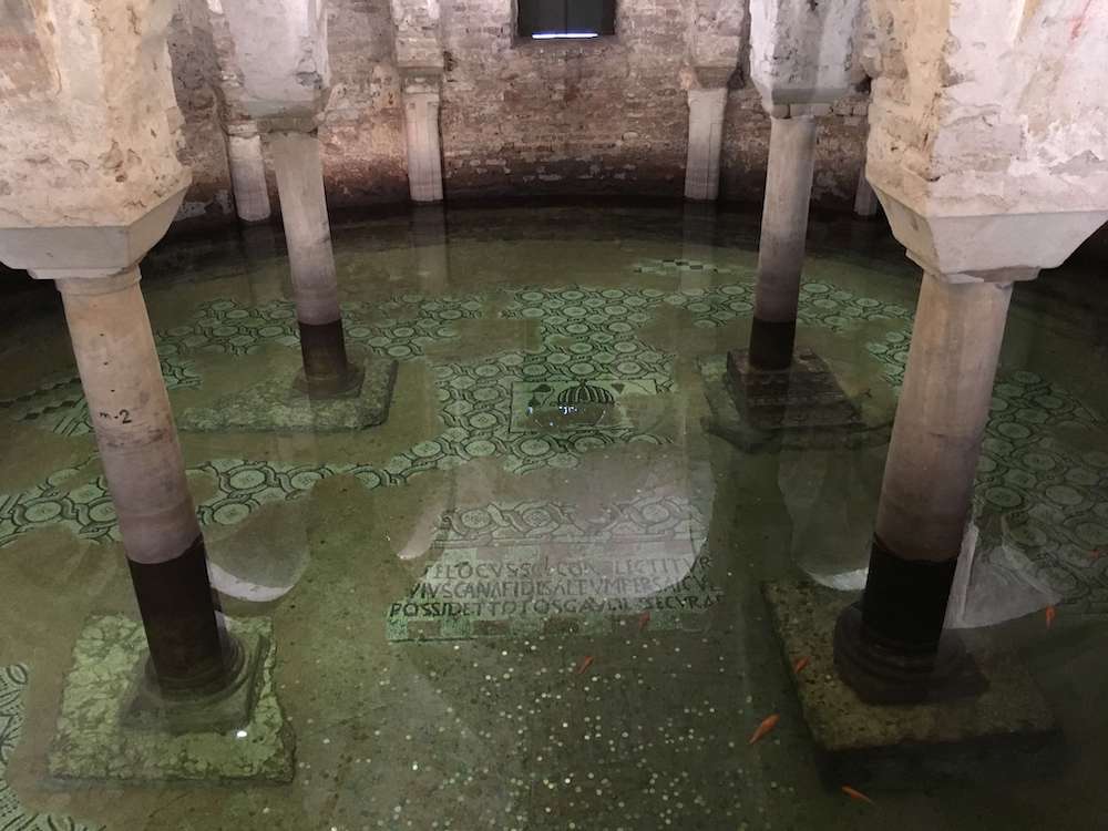 サン・フランチェスコ聖堂内部の水の下のモザイク画
